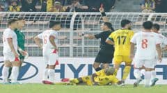 VAR gây tranh cãi: Thủ môn Lai Jiang Patrick tránh án thẻ đỏ, truyền thông Malaysia chỉ trích quyết định trọng tài