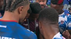 Cầu thủ Cape Verde tụ tập quanh điện thoại để theo dõi kết quả trận Uruguay - Tây Ban Nha và chào mừng vé vào vòng knock-out