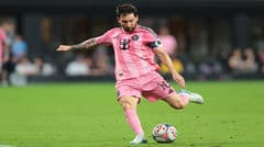 Messi lập cú đúp đá phạt, cán mốc 74 bàn, chỉ còn cách kỷ lục 3 bàn!