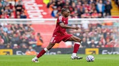Sutton: Quansah may mắn thoát thẻ đỏ dù có pha bóng vụng về