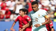 Trong 60 năm World Cup, chỉ có 4 trường hợp cầu thủ ghi bàn, kiến tạo và sút hỏng phạt đền; Messi và Mbappé đạt thành tích này trong hai ngày liên tiếp