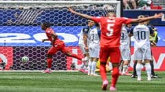 Manzambi 20 tuổi, tiền vệ Thụy Sĩ, ghi hai bàn thắng từ vị trí dự bị trong trận World Cup