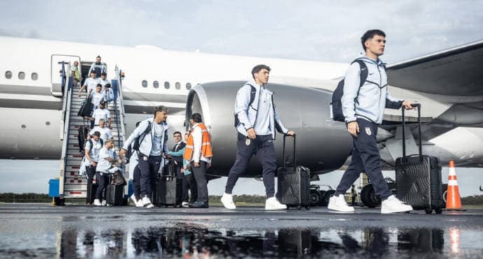 Đội tuyển Uruguay bị hoãn chuyến bay 4 giờ do thiếu giấy phép nhập cảnh của FIFA