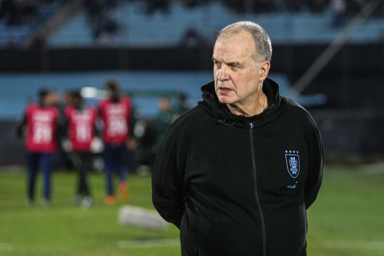 Nhà báo: Bielsa bất mãn với các trụ cột Uruguay, cho rằng họ đã để ông phải chiến đấu một mình