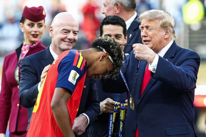 Lần đầu tiên Tổng thống Trump trao cúp! Tây Ban Nha vô địch World Cup 2026, đội trưởng Rodri giành Quả bóng Vàng World Cup! Lần đầu tiên Tổng thống Trump trao cúp! Tây Ban Nha vô địch World Cup 2026, đội trưởng Rodri giành Quả bóng Vàng World Cup!