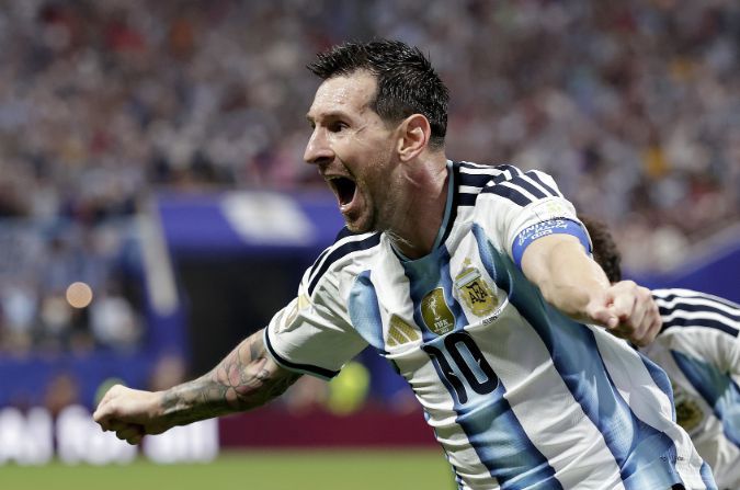 Chuộc lỗi! Messi kiến tạo và ghi bàn trong 5 phút, Argentina thắng ngược Ai Cập 3-2 Chuộc lỗi! Messi kiến tạo và ghi bàn trong 5 phút, Argentina thắng ngược Ai Cập 3-2