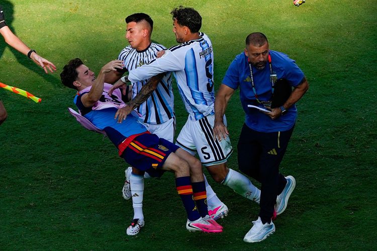 FIFA mở cuộc điều tra kỷ luật đối với Argentina sau vụ ẩu đả trong trận chung kết World Cup: 3 người bị tố cáo hành vi bạo lực