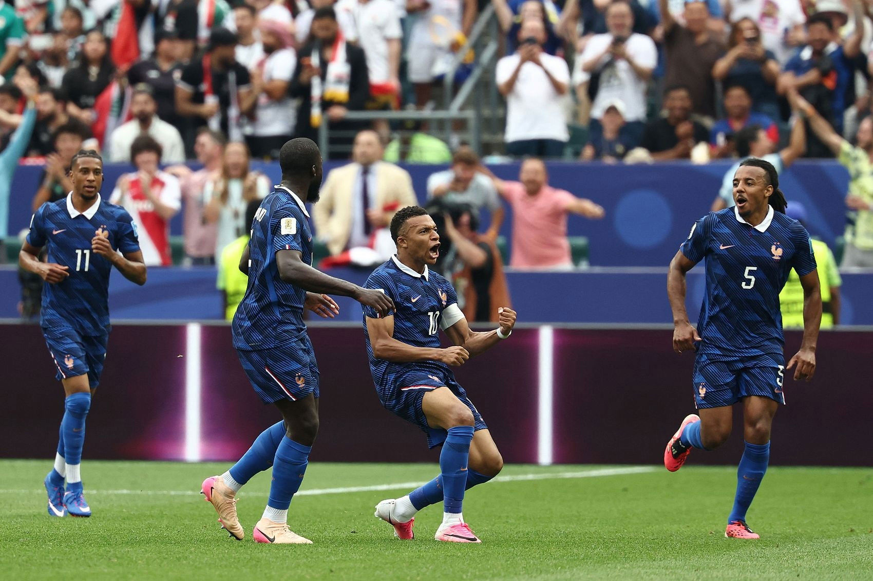 Pháp 3-0 Iraq | Mbappé lập cú đúp hai trận liên tiếp, Dembele nhận bàn thắng đầu tiên của mình ở World Cup