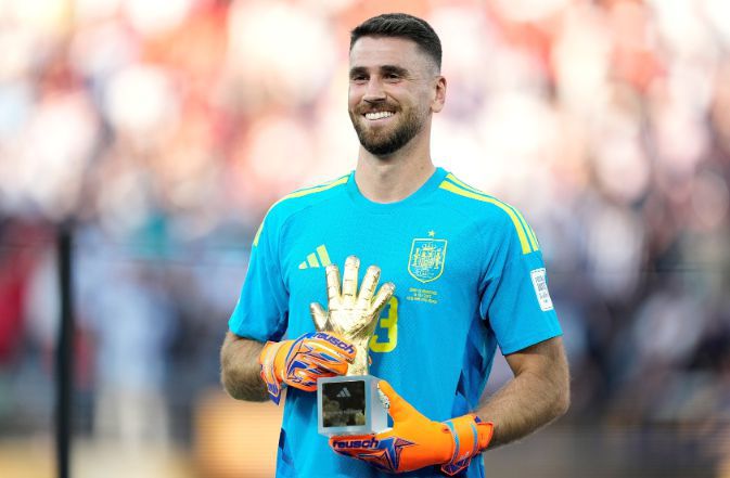 Nhà báo Tây Ban Nha chế giễu giải Găng tay Vàng: Simon gần như không làm gì, chỉ có FIFA mới nghĩ ra Nhà báo Tây Ban Nha chế giễu giải Găng tay Vàng: Simon gần như không làm gì, chỉ có FIFA mới nghĩ ra
