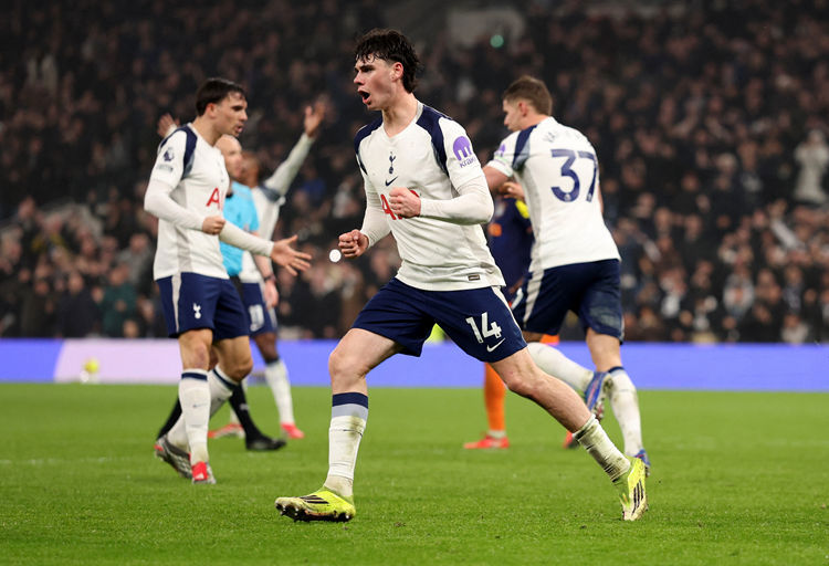 Romano: Newcastle đã gửi lời đề nghị cho Archie Gray trong quá trình đàm phán với Tottenham, nhưng bị từ chối