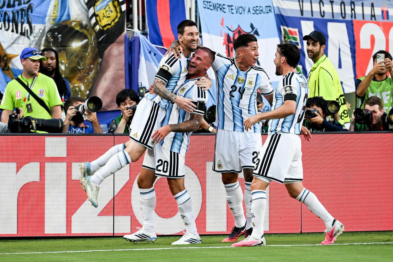 Argentina 3-1 Thụy Sĩ | Embolo nhận thẻ vàng thứ 2 vì ăn vạ, nhà ĐKVĐ chật vật vào bán kết Argentina 3-1 Thụy Sĩ | Embolo nhận thẻ vàng thứ 2 vì ăn vạ, nhà ĐKVĐ chật vật vào bán kết