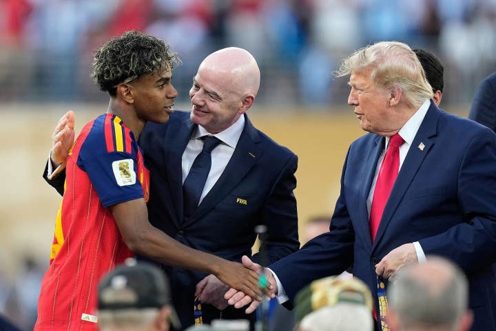 Lần đầu tiên Tổng thống Trump trao cúp! Tây Ban Nha vô địch World Cup 2026, đội trưởng Rodri giành Quả bóng Vàng World Cup! Lần đầu tiên Tổng thống Trump trao cúp! Tây Ban Nha vô địch World Cup 2026, đội trưởng Rodri giành Quả bóng Vàng World Cup!
