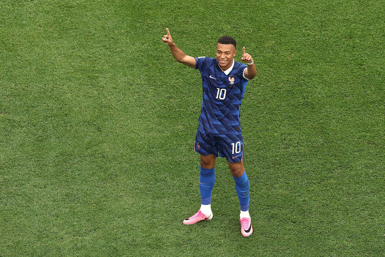 16 trận 15 bàn! Mbappe sanh ngang Ronaldo, vươn lên vị trí thứ 3 lịch sử World Cup, kém Messi 3 bàn