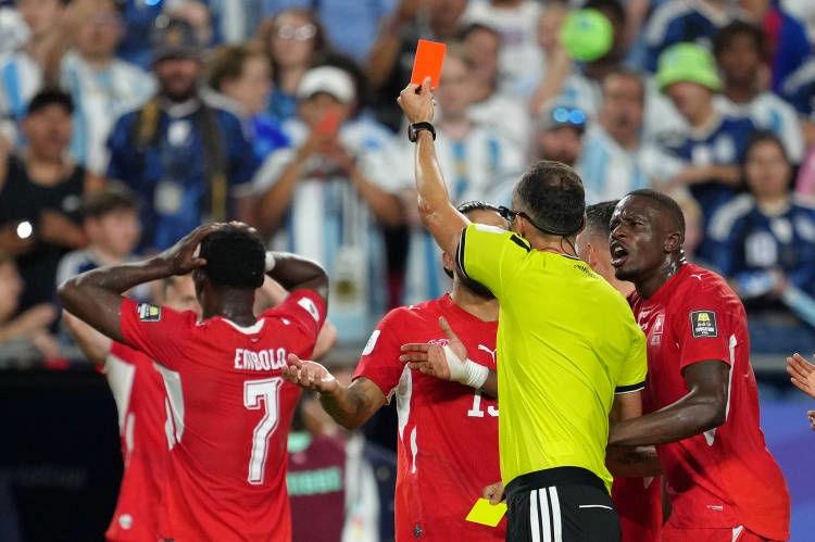 Argentina 3-1 Thụy Sĩ | Embolo nhận thẻ vàng thứ 2 vì ăn vạ, nhà ĐKVĐ chật vật vào bán kết Argentina 3-1 Thụy Sĩ | Embolo nhận thẻ vàng thứ 2 vì ăn vạ, nhà ĐKVĐ chật vật vào bán kết