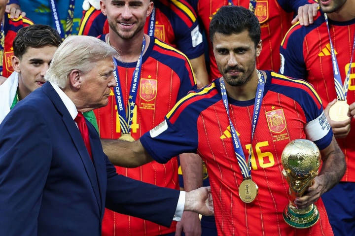 Lần đầu tiên Tổng thống Trump trao cúp! Tây Ban Nha vô địch World Cup 2026, đội trưởng Rodri giành Quả bóng Vàng World Cup! Lần đầu tiên Tổng thống Trump trao cúp! Tây Ban Nha vô địch World Cup 2026, đội trưởng Rodri giành Quả bóng Vàng World Cup!