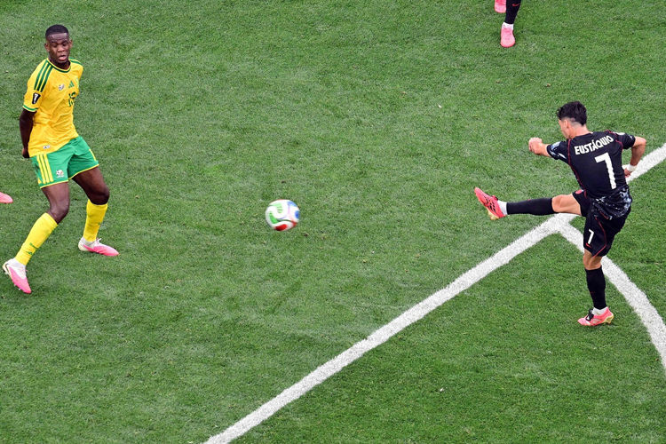 Lịch sử được viết nên! Canada lần đầu tiên giành vé vào vòng 16 đội World Cup, sẽ gặp đội thắng trong cặp Hà Lan/Maroc Lịch sử được viết nên! Canada lần đầu tiên giành vé vào vòng 16 đội World Cup, sẽ gặp đội thắng trong cặp Hà Lan/Maroc