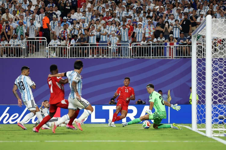 Argentina 3-1 Thụy Sĩ | Embolo nhận thẻ vàng thứ 2 vì ăn vạ, nhà ĐKVĐ chật vật vào bán kết Argentina 3-1 Thụy Sĩ | Embolo nhận thẻ vàng thứ 2 vì ăn vạ, nhà ĐKVĐ chật vật vào bán kết