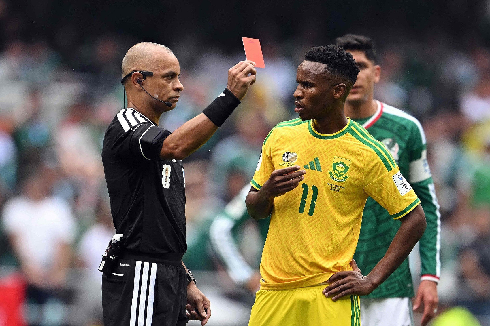Trận khai mạc Mexico vs Nam Phi có 3 thẻ đỏ, xếp thứ 2 trong lịch sử World Cup Trận khai mạc Mexico vs Nam Phi có 3 thẻ đỏ, xếp thứ 2 trong lịch sử World Cup