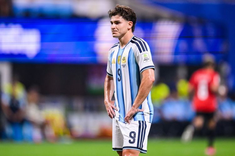 Marca: Liên đoàn Tây Ban Nha điều tra Barca vì tiếp cận trái phép Julián Álvarez, có thể bị đóng sân, trừ điểm, cấm đăng ký cầu thủ Marca: Liên đoàn Tây Ban Nha điều tra Barca vì tiếp cận trái phép Julián Álvarez, có thể bị đóng sân, trừ điểm, cấm đăng ký cầu thủ