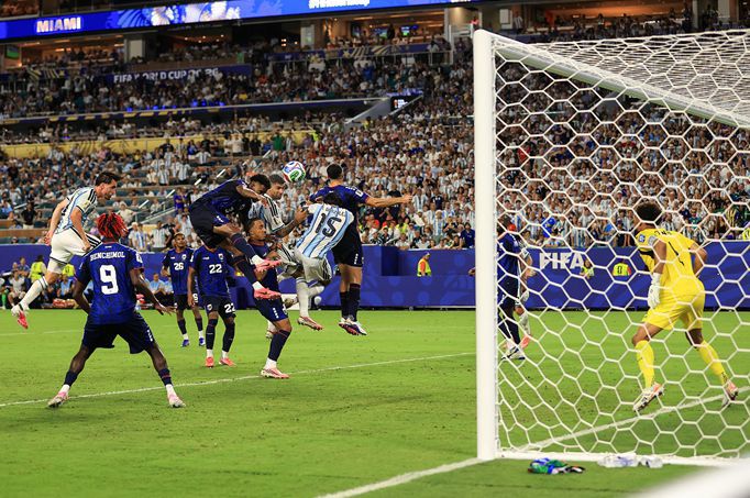 Argentina lại vươn lên dẫn trước, 3-2! Quả phạt góc của Messi được Romero đánh đầu vào lưới nhà, dẫn đến một bàn phản lưới nh Argentina lại vươn lên dẫn trước, 3-2! Quả phạt góc của Messi được Romero đánh đầu vào lưới nhà, dẫn đến một bàn phản lưới nh