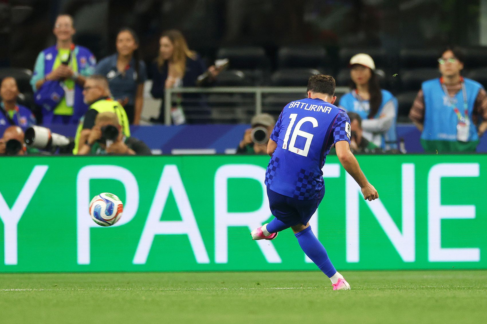 Một lực lượng pháo binh hùng mạnh! Croatia đã ghi tổng cộng 44 bàn thắng tại World Cup, bao gồm 8 cú sút xa từ ngoài vòng cấm Một lực lượng pháo binh hùng mạnh! Croatia đã ghi tổng cộng 44 bàn thắng tại World Cup, bao gồm 8 cú sút xa từ ngoài vòng cấm