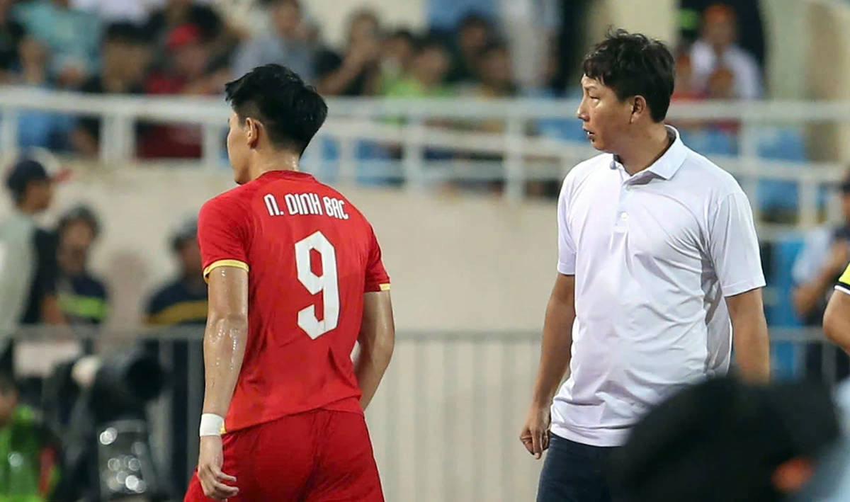 HLV Kim Sang-sik không hài lòng với Đình Bắc sau trận hòa Singapore