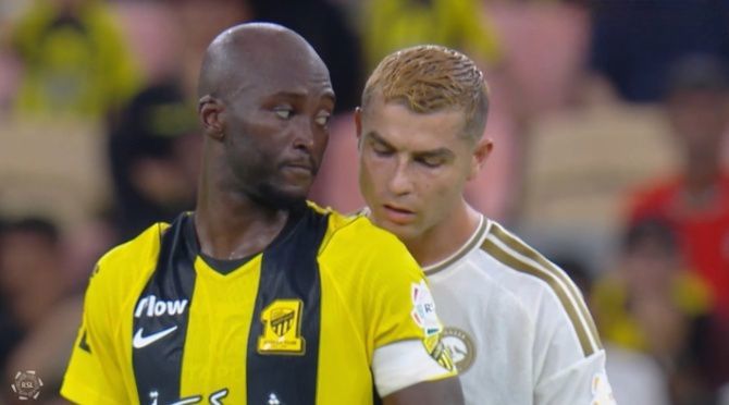 Cho tôi xem với 👀 Ronaldo bị phát hiện nhìn trộm tờ giấy của Pereira, cả hai cười với nhau