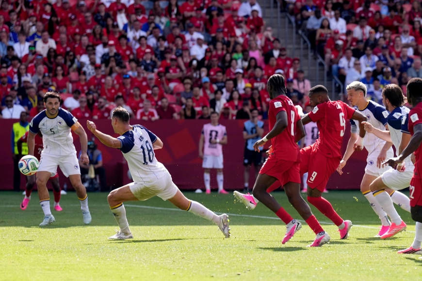 Điểm đầu tiên tại World Cup! Canada hòa Bosnia 1-1, Larin ghi bàn sau vào sân 121 giây
