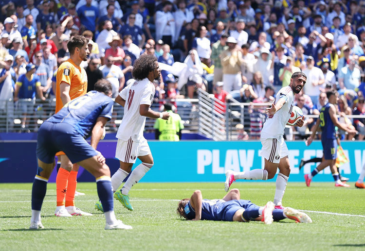 Cửa sáng đi tiếp! Bosnia 3-1 loại Qatar khỏi cuộc chơi – Alajbegović lập siêu phẩm, Dzeko gây phản lưới