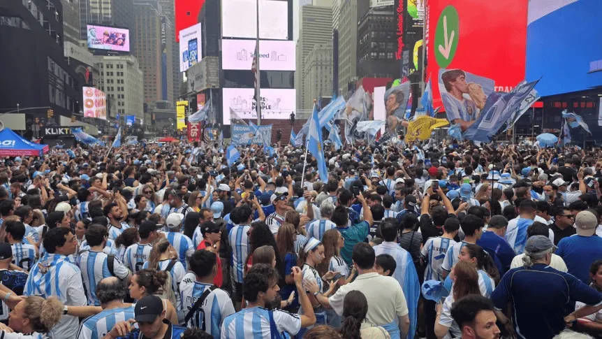 CĐV Argentina chiếm lĩnh Quảng trường Thời đại giữa mưa lớn, tạo nên một trong những màn cổ vũ lớn nhất World Cup 2026 CĐV Argentina chiếm lĩnh Quảng trường Thời đại giữa mưa lớn, tạo nên một trong những màn cổ vũ lớn nhất World Cup 2026