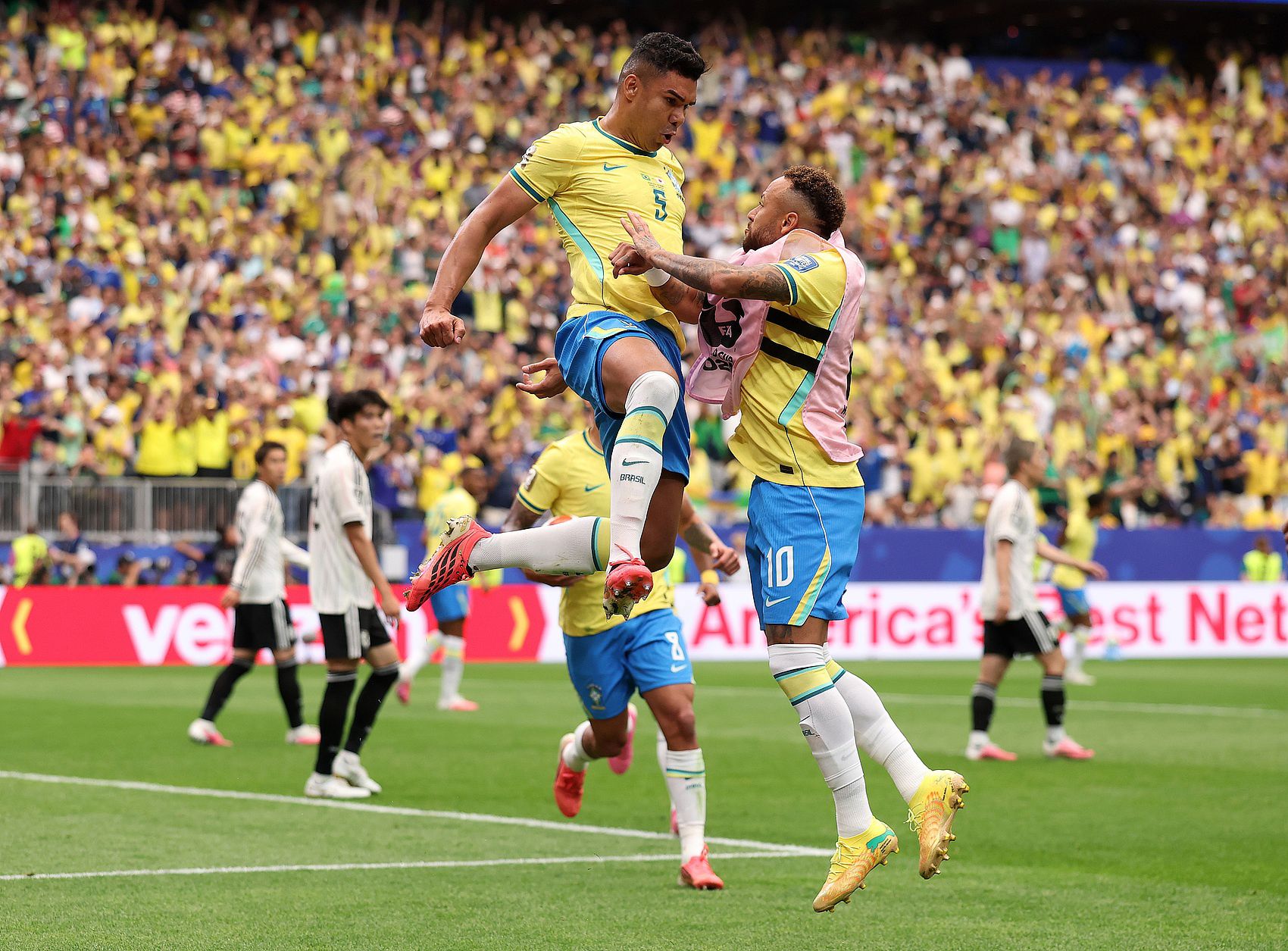 Tiến vào vòng 16 đội! Brazil đã lội ngược dòng đánh bại Nhật Bản với tỷ số 2-1. Tiến vào vòng 16 đội! Brazil đã lội ngược dòng đánh bại Nhật Bản với tỷ số 2-1.