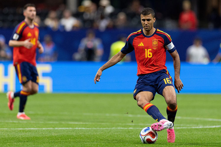Mundo Deportivo: Rodri đang gặp khó trong khâu ngăn chặn đối phương và kiểm soát nhịp độ, ảnh hưởng đến toàn đội