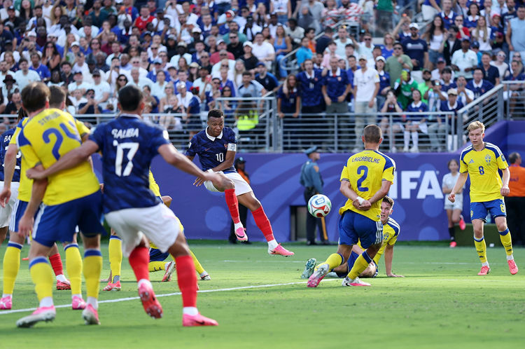 Vượt qua vòng 1/16! Pháp 3-0 Thụy Điển, sẽ đối đầu Paraguay – Mbappe lập cú đúp, Olise hai kiến tạo + một cú sút trúng cột dọc Vượt qua vòng 1/16! Pháp 3-0 Thụy Điển, sẽ đối đầu Paraguay – Mbappe lập cú đúp, Olise hai kiến tạo + một cú sút trúng cột dọc