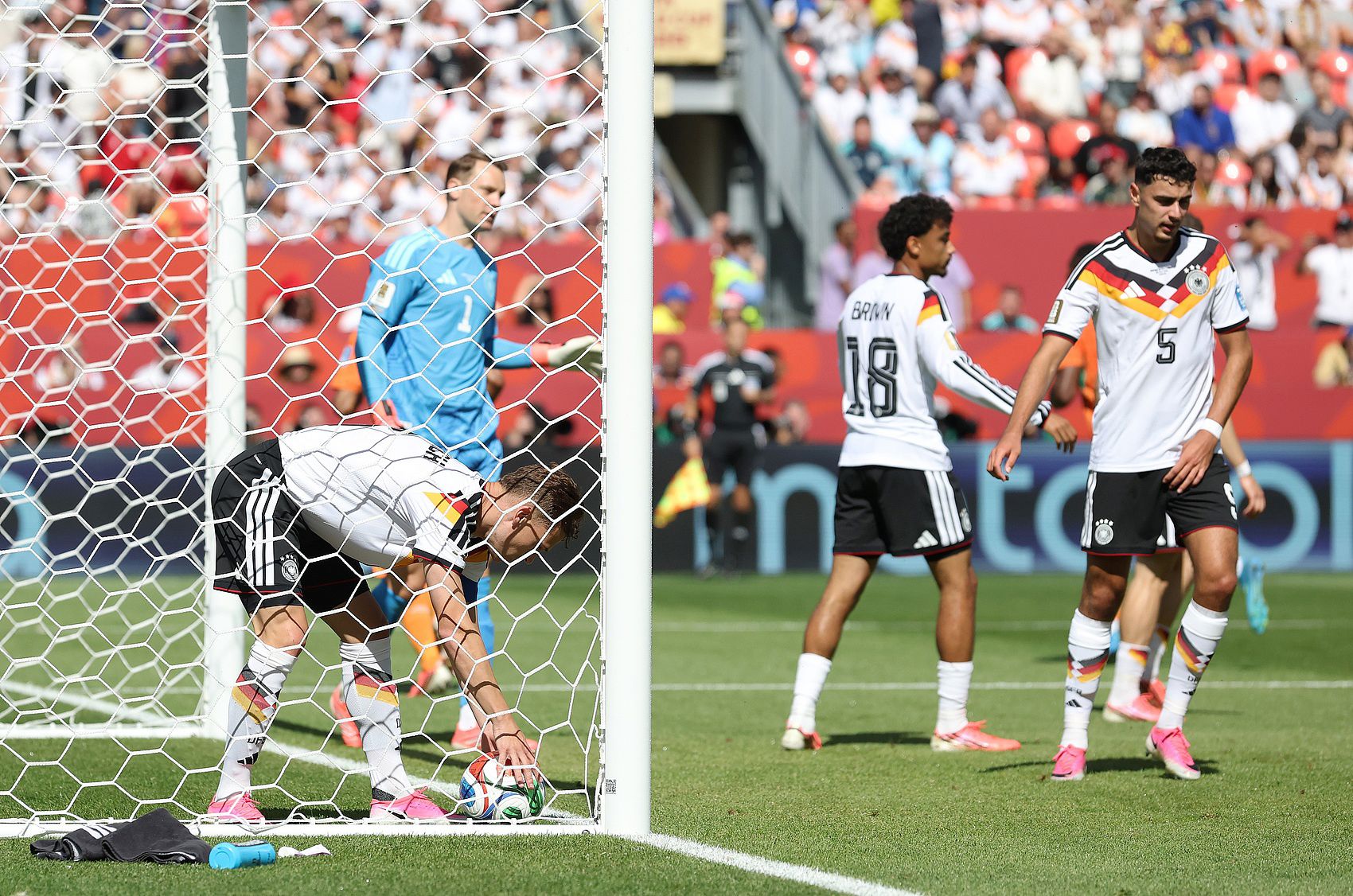 Neuer hiện đã để thủng lưới trong tám trận đấu World Cup liên tiếp, trở thành cầu thủ thứ sáu trong lịch sử làm được điều này. Lần cuối cùng anh giữ sạch lưới là ở trận chung kết năm 2014