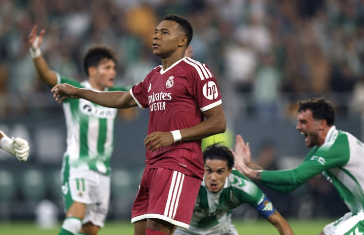 Mbappe thành cầu thủ thứ 6 trong lịch sử Real Madrid đá hỏng penalty ở phút cuối khi tỉ số hòa hoặc thua 1 bàn