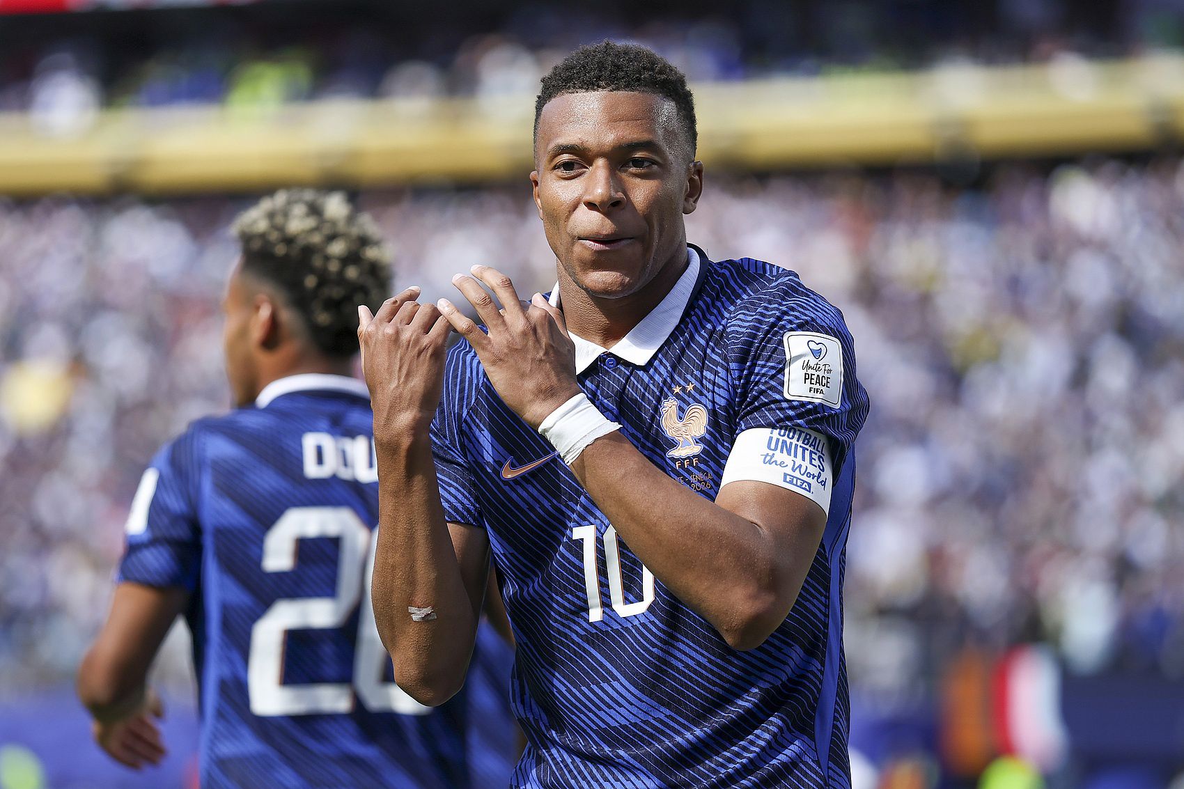 "Thanh kiếm của nước Pháp"! Mbappe phá vỡ hai kỷ lục trong một trận đấu, trở thành cầu thủ ghi bàn nhiều nhất cho đội tuyển quốc gia và đứng thứ ba trong danh sách vua phá lưới World Cup