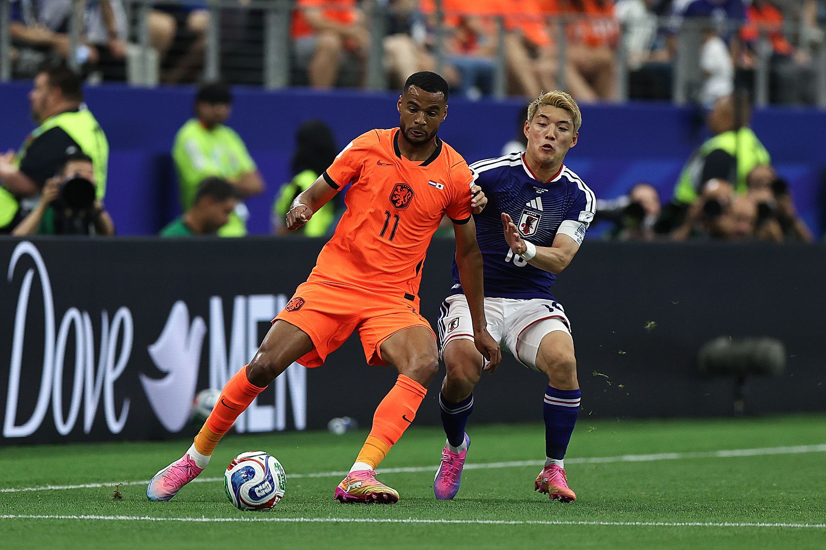 Gakopo đã ghi được 2 bàn thắng trở lên ở hai kỳ World Cup, một thành tích mà trước đây chỉ có ba cầu thủ trong lịch sử đội tuyển quốc gia Hà Lan đạt được, bao gồm cả Robben Gakopo đã ghi được 2 bàn thắng trở lên ở hai kỳ World Cup, một thành tích mà trước đây chỉ có ba cầu thủ trong lịch sử đội tuyển quốc gia Hà Lan đạt được, bao gồm cả Robben