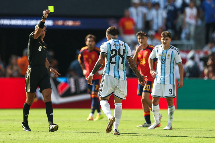 Hết 90 phút: Tây Ban Nha 0-0 Argentina (thiếu người) – bước vào hiệp phụ, Enzo nhận thẻ đỏ, Argentina vẫn chưa có cú sút nào Hết 90 phút: Tây Ban Nha 0-0 Argentina (thiếu người) – bước vào hiệp phụ, Enzo nhận thẻ đỏ, Argentina vẫn chưa có cú sút nào